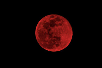 Luna va deveni roşiatică în timpul unei eclipse totale, în noaptea de duminică spre luni. De unde se poate vedea