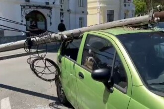 Un stâlp de electricitate a căzut peste o mașină, în Târgu Jiu