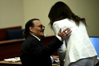 Ultima controversă în procesul momentului. Are Johnny Depp o relație cu avocata sa?