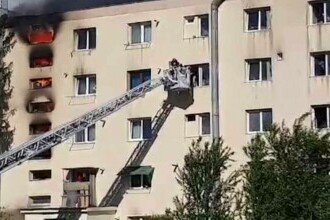 Incendiul din blocul de la Brașov, pornit de la vechiturile depozitate de locatari în casa scării