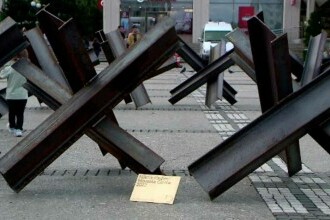 Sculptură din obstacolele antitanc de la Kiev, expusă la Iași: „Cercul mișcător” a provocat fiori refugiaților ucraineni