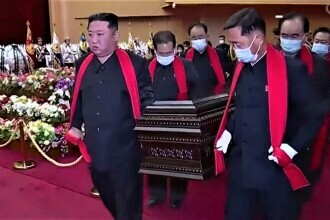 Kim Jong-un l-a înmormântat pe mentorul său, pe fondul crizei Covid din Coreea de Nord. Liderul suprem i-a cărat sicriul