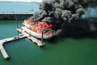 Video. Un superyacht-ul în valoare de 6 milioane de lire a luat foc într-un port din Anglia
