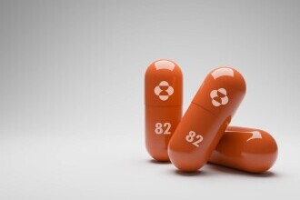 România primește luni 50.000 de cutii de medicament Molnupiravir pentru tratarea Covid-19. Când se administrează antiviralul