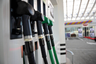 Reducerea de 50 de bani la pompă – opțională. Cum vor autoritățile să îi convingă pe benzinari să taie prețul