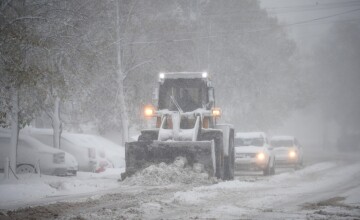 Viscol în stațiunile de pe Valea Prahovei. Rafalele de peste 120 km/h doboară copaci și stâlpi. Turiștii, avertizați