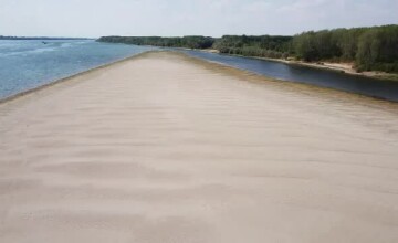 La Zimnicea, din Dunăre a mai ramas doar un fir îngust de apă și a apărut o uriașă întindere de nisip