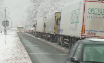 Prima zăpadă abundentă a provocat haos în România. TIR-uri blocate pe DN1. Nici utilajele de deszăpezire n-au putut înainta