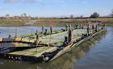 Exercițiu NATO în România: militarii români, francezi și portughezi au construit în timp record un pod plutitor peste Mureș