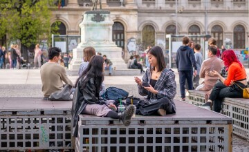 De ce tinerii aleg timpul liber și flexibilitatea în locul siguranței financiare. La ce vârstă pleacă din casa părinților