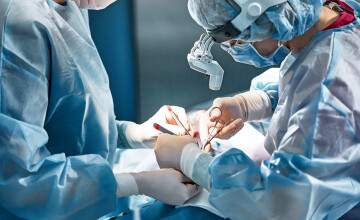 Un medic de la Institutul Oncologic ar fi uitat o compresă în abdomenul unei paciente care a făcut septicemie şi a murit