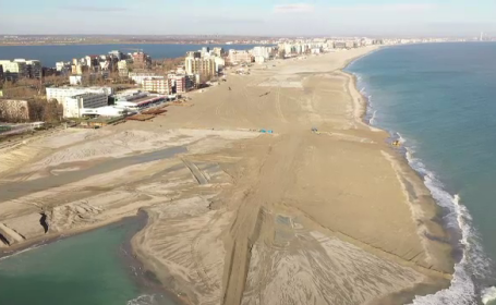 Cea mai scumpă zonă de plajă din Mamaia nu va fi amenajată până în iulie. Care este motivul