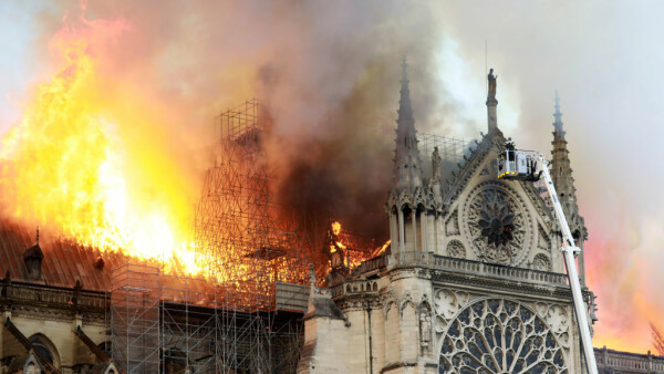 Incendiul De La Notre Dame Emmanuel Macron Promite Reconstruirea