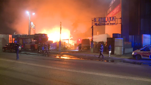 Incendiu Puternic In Capitală Hala Unui Depozit A Fost Distrusă
