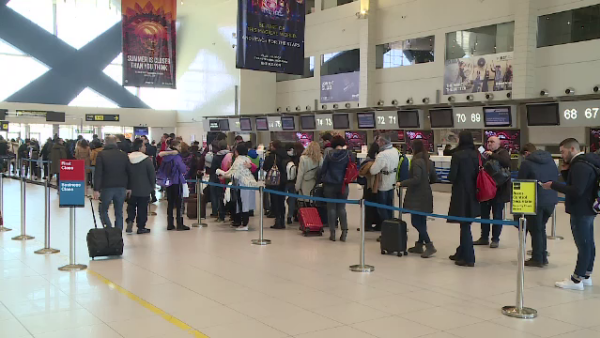 Israelian Suspect De Gripă Preluat De Ambulanță Pe Aeroportul