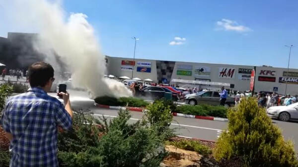 O Masina A Luat Foc In Parcarea Unui Mall Din Galati
