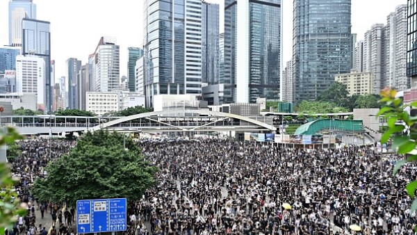 Executivul Din Hong Kong Suspendă Legea Care A Scos Un Milion De