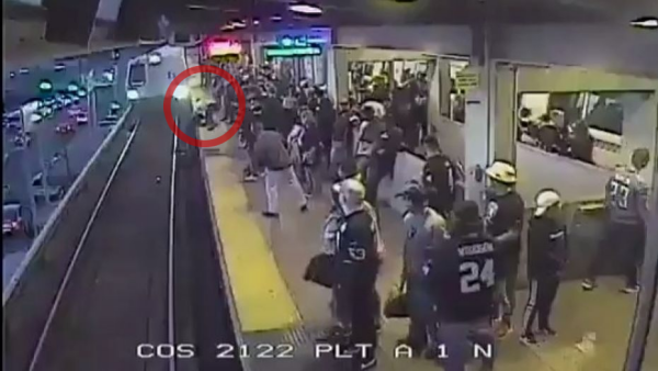 Clipe De Groază La Metrou Un Bărbat Căzut Pe șine A Fost Salvat