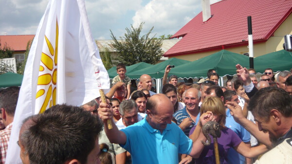 Basescu In Capul Horei La Aromani Stirileprotv Ro