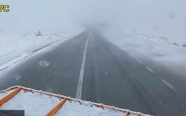 Ninge pe Transalpina. Drumarii fac apel către șoferi: Nu vă deplasaţi în zonele montane dacă nu aveţi autovehiculele echipate