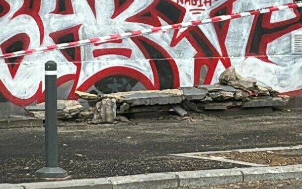 O bucată de pervaz a căzut de pe o clădire din Piața Romană, din București, de la etajul 3