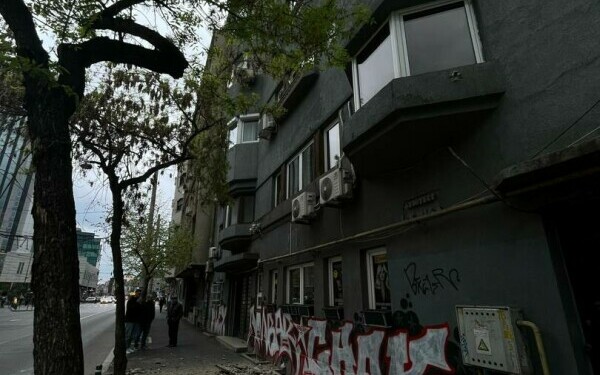 O bucată de pervaz a căzut de pe o clădire din Piața Romană, din București, de la etajul 3