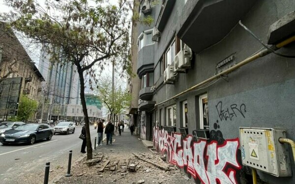 O bucată de pervaz a căzut de pe o clădire din Piața Romană, din București, de la etajul 3