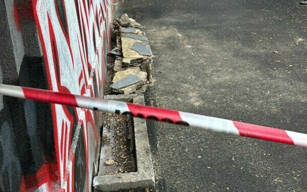 O bucată de pervaz a căzut de pe o clădire din Piața Romană, din București, de la etajul 3