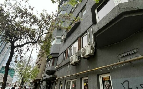 O bucată de pervaz a căzut de pe o clădire din Piața Romană, din București, de la etajul 3