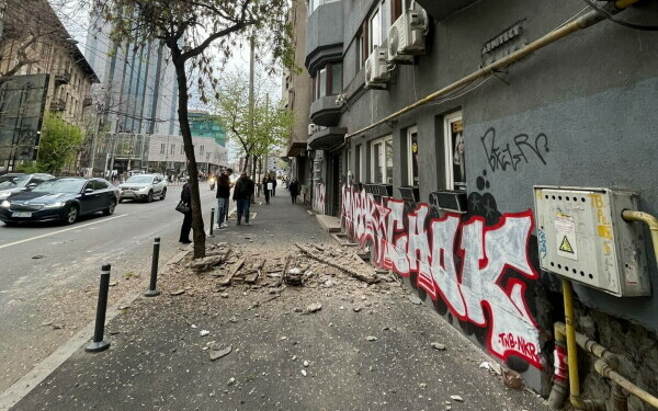 O bucată de pervaz a căzut de pe o clădire din Piața Romană, din București, de la etajul 3