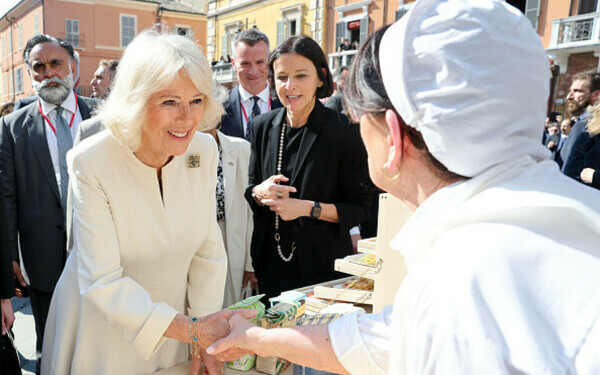 regele Charles şi regina Camilla