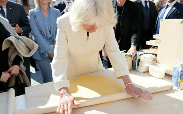 regele Charles şi regina Camilla