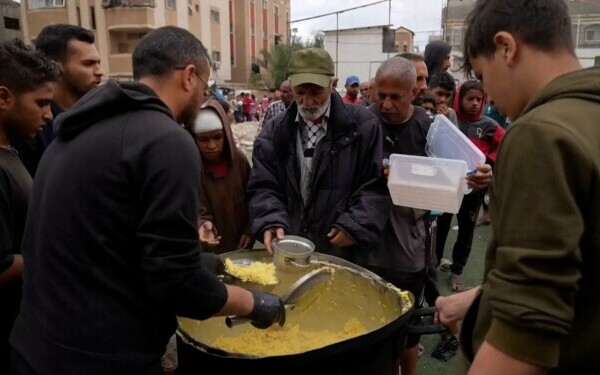 Palestinienii așteaptă ore întregi pentru o porție de mâncare gratis, în Fâșia Gaza