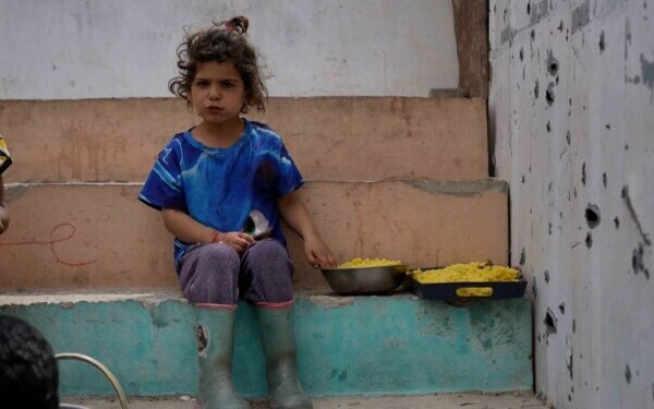 Palestinienii așteaptă ore întregi pentru o porție de mâncare gratis, în Fâșia Gaza