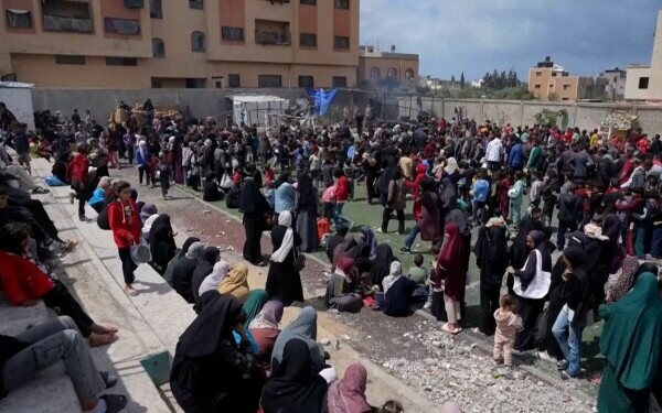 Palestinienii așteaptă ore întregi pentru o porție de mâncare gratis, în Fâșia Gaza