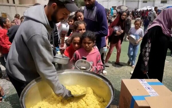 Palestinienii așteaptă ore întregi pentru o porție de mâncare gratis, în Fâșia Gaza