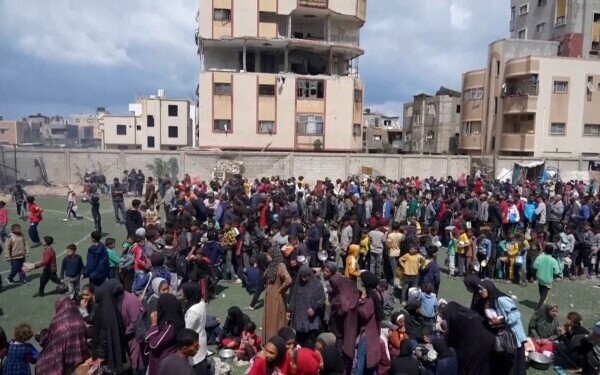 Palestinienii așteaptă ore întregi pentru o porție de mâncare gratis, în Fâșia Gaza