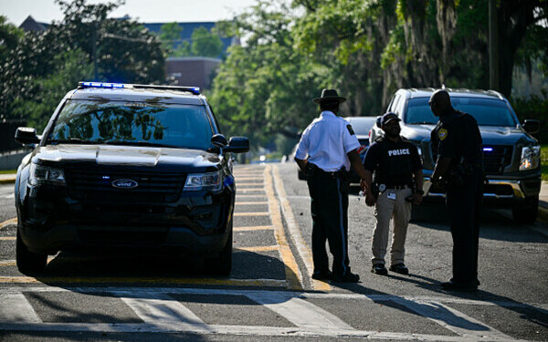 Atac armat la o universitate din Florida