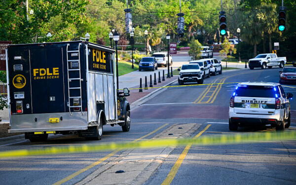 Atac armat la o universitate din Florida
