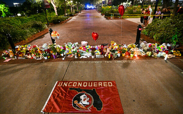 Atac armat la o universitate din Florida