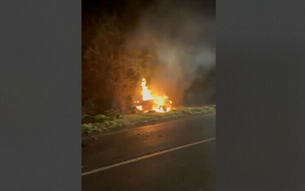 Un pasager carbonizat și doi răniți grav într-un accident teribil produs de un tânăr de 19 ani în Caraș Severin. VIDEO