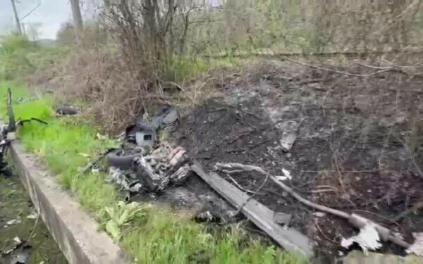 O tânără a murit carbonizată într-o mașină ruptă în două, în Caraș-Severin. Un șofer de 19 ani vitezoman a produs tragedia