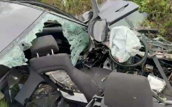 O tânără a murit carbonizată într-o mașină ruptă în două, în Caraș-Severin. Un șofer de 19 ani vitezoman a produs tragedia