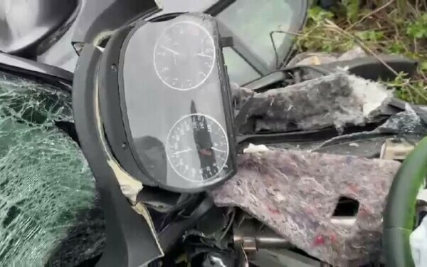 O tânără a murit carbonizată într-o mașină ruptă în două, în Caraș-Severin. Un șofer de 19 ani vitezoman a produs tragedia