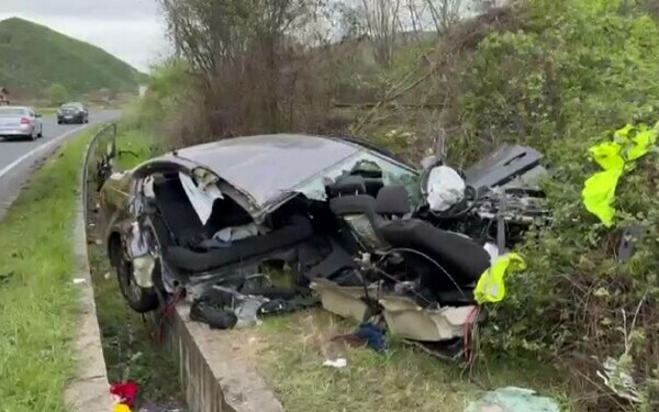 O tânără a murit carbonizată într-o mașină ruptă în două, în Caraș-Severin. Un șofer de 19 ani vitezoman a produs tragedia