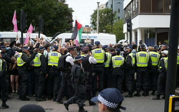 Ciocniri la marșuri anti-imigrație în Londra și Manchester