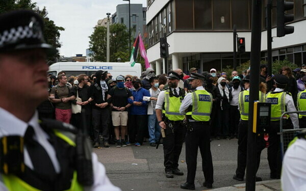 Ciocniri la marșuri anti-imigrație în Londra și Manchester