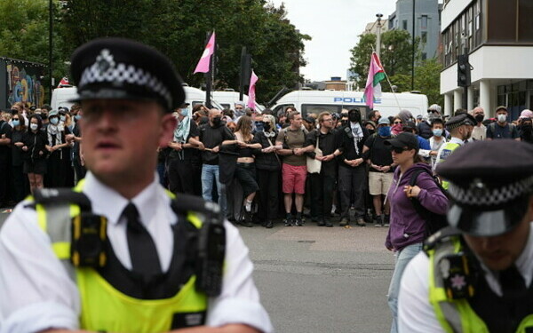 Ciocniri la marșuri anti-imigrație în Londra și Manchester