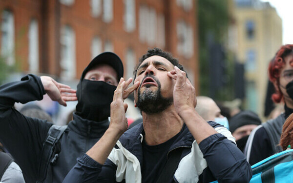 Ciocniri la marșuri anti-imigrație în Londra și Manchester