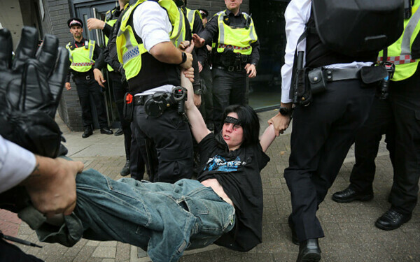 Ciocniri la marșuri anti-imigrație în Londra și Manchester